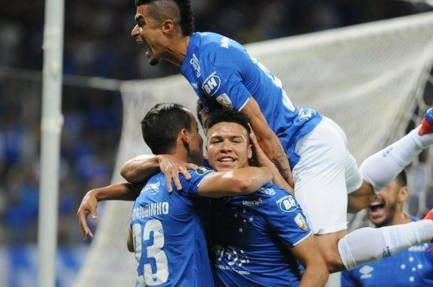 Fotos do jogos entre Cruzeiro e Deportivo Lara no Mineiro