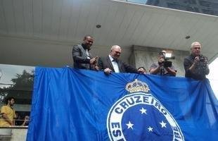 Novo reforo do Cruzeiro, Jlio Baptista foi recepcionado pelo presidente Gilvan de Pinho Tavares e acenou para torcedores da sacada da sede administrativa no Barro Preto