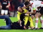 Goleiro do Sevilla  agredido e imobiliza torcedor que invadiu campo; veja