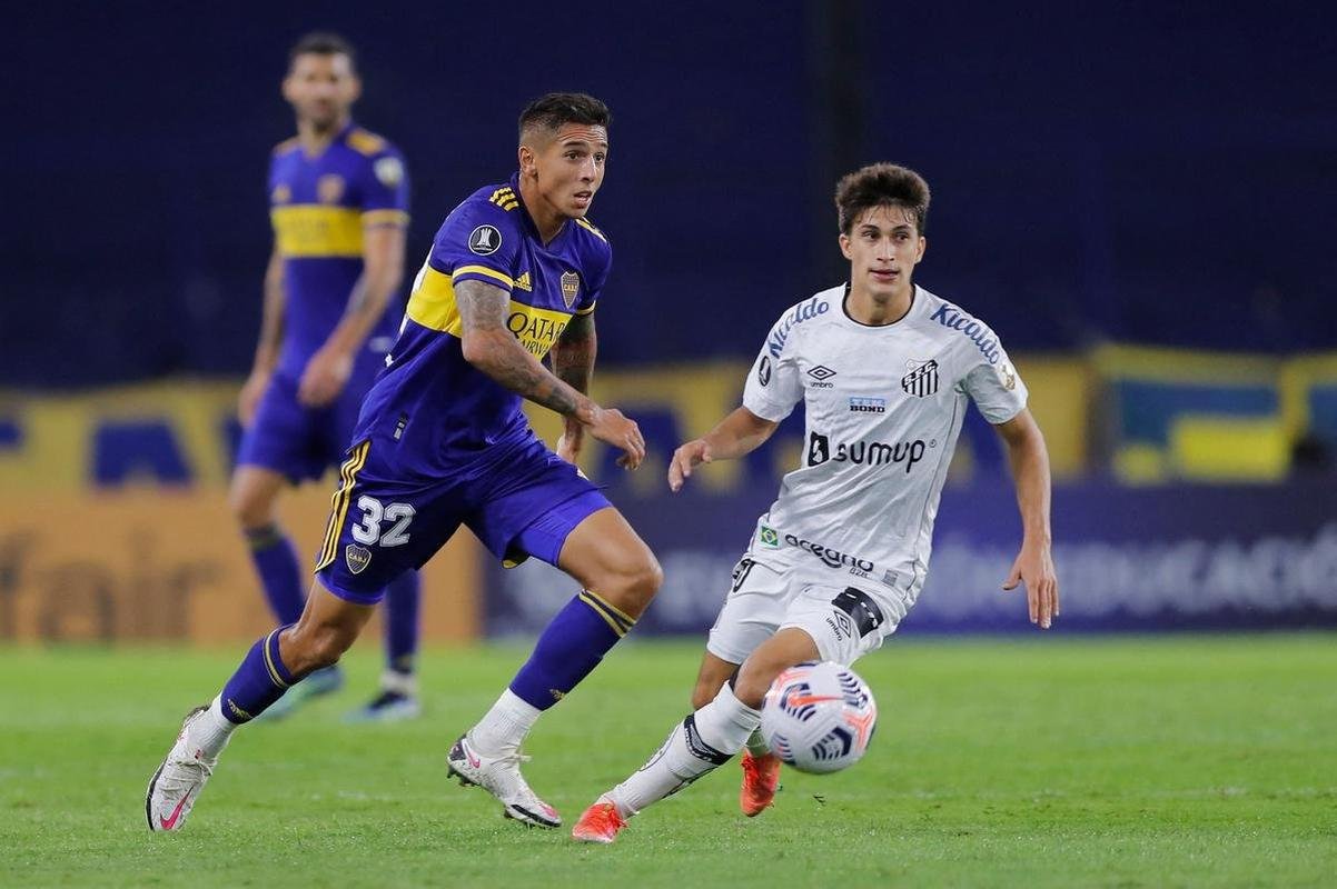 Fotos de Agustn Almendra, volante do Boca Juniors, de 22 anos, que est na mira do Cruzeiro para 2023. Vnculo dele na Argentina vai at junho do prximo ano, o que permite firmar pr-contrato a partir de janeiro com qualquer clube
