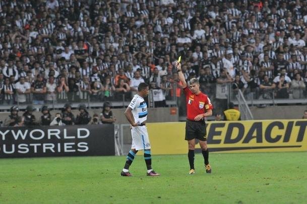 Pedro Rocha amplia vantagem do Grmio para 2 a 0 no Mineiro, no segundo tempo