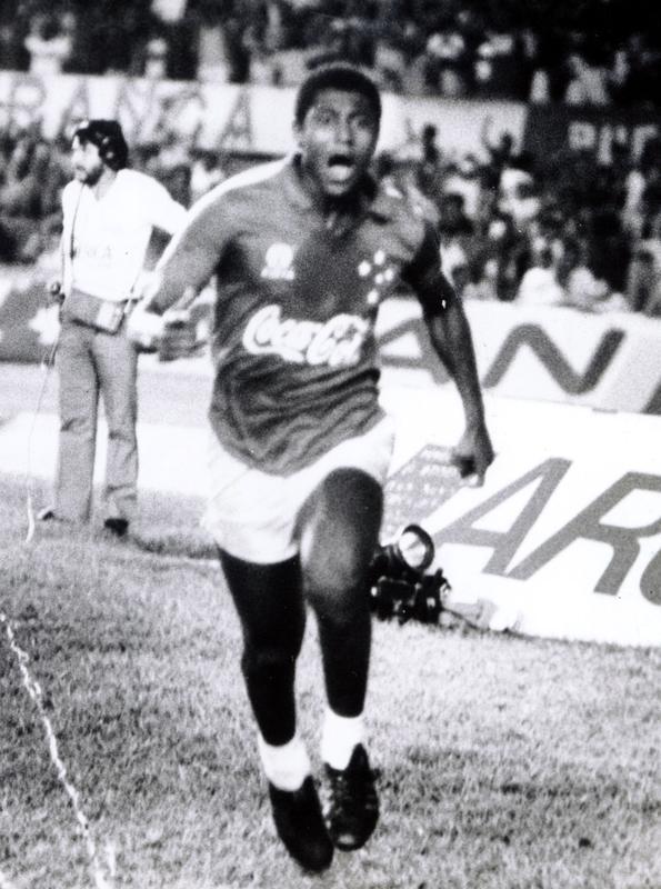 Hamilton de Souza, o Careca, era um dos destaques do Cruzeiro no fim dos anos de 1980. Em 1990, ele foi vendido ao Sporting e se juntou ao volante Douglas. Em Portugal, chegou a ser comparado fisicamente a Eusébio, ídolo do Benfica e da Seleção. E viu de perto o início da carreira de Luís Filipe Figo, que viria a brilhar em nível mundial por Barcelona, Real Madrid e Inter de Milão. Em 1993, voltou à Raposa, onde pôde acompanhar o surgimento de outro craque, Ronaldo Fenômeno. Com a camisa celeste, Careca marcou 46 gols em 192 jogos.