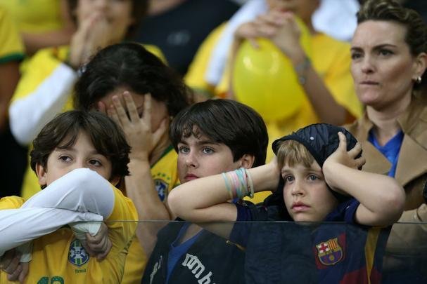 Imagens emocionantes das cobranas de pnaltis no Mineiro e da classificao do Brasil s semifinais do torneio feminino de futebol dos Jogos Olmpicos. Goleira Brbara pegou pnalti e deu vitria  Seleo por 7 a 6 sobre a Austrlia. Com 52 mil pagantes, estdio foi  loucura.