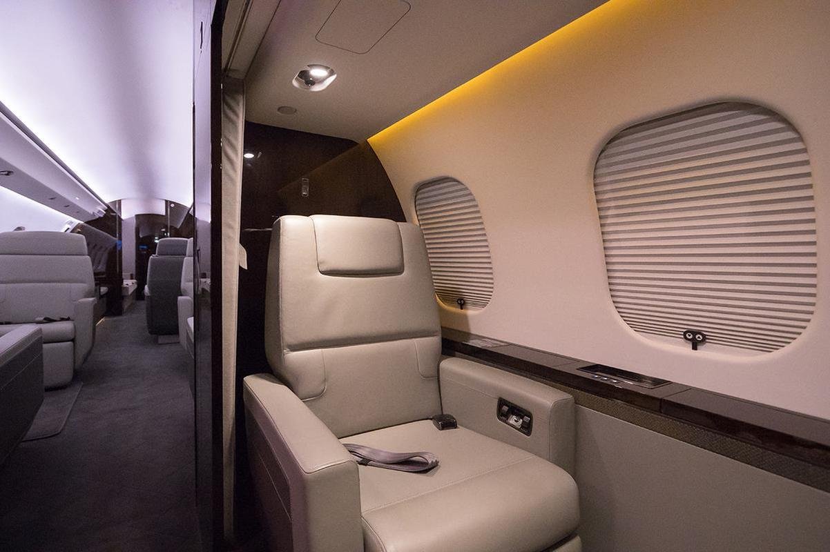 Fotos do avio Bombardier Global 6000. Aeronave pertence a Rubens Menin, mecenas do Atltico, e transportou atacante Diego Costa de So Paulo a BH