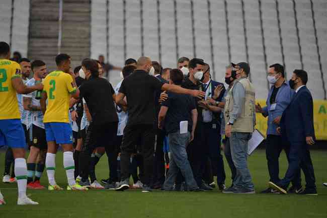 Momento em que funcionrios da Anvisa adentraram o campo durante jogo entre Brasil e Argentina