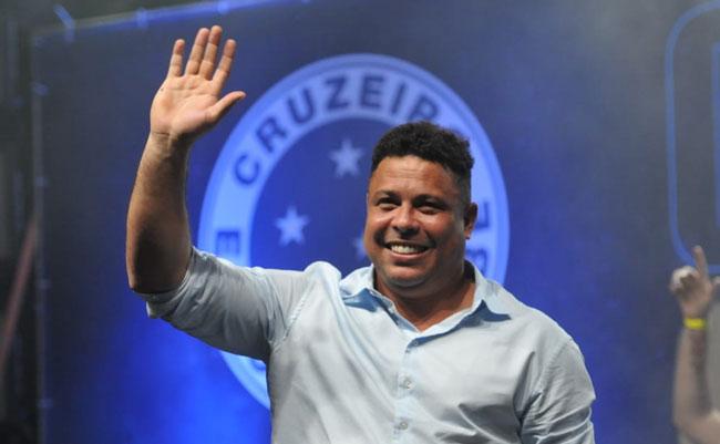 Ronaldo subiu ao palco e foi muito festejado pela torcida do Cruzeiro em Conselheiro Lafaiete durante edio especial da Caravana
