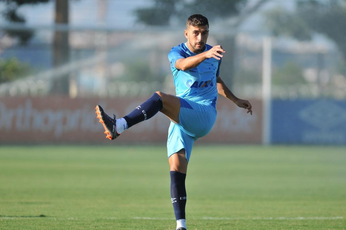 Jogadores do Cruzeiro durante treino desta sexta-feira na Toca da Raposa II