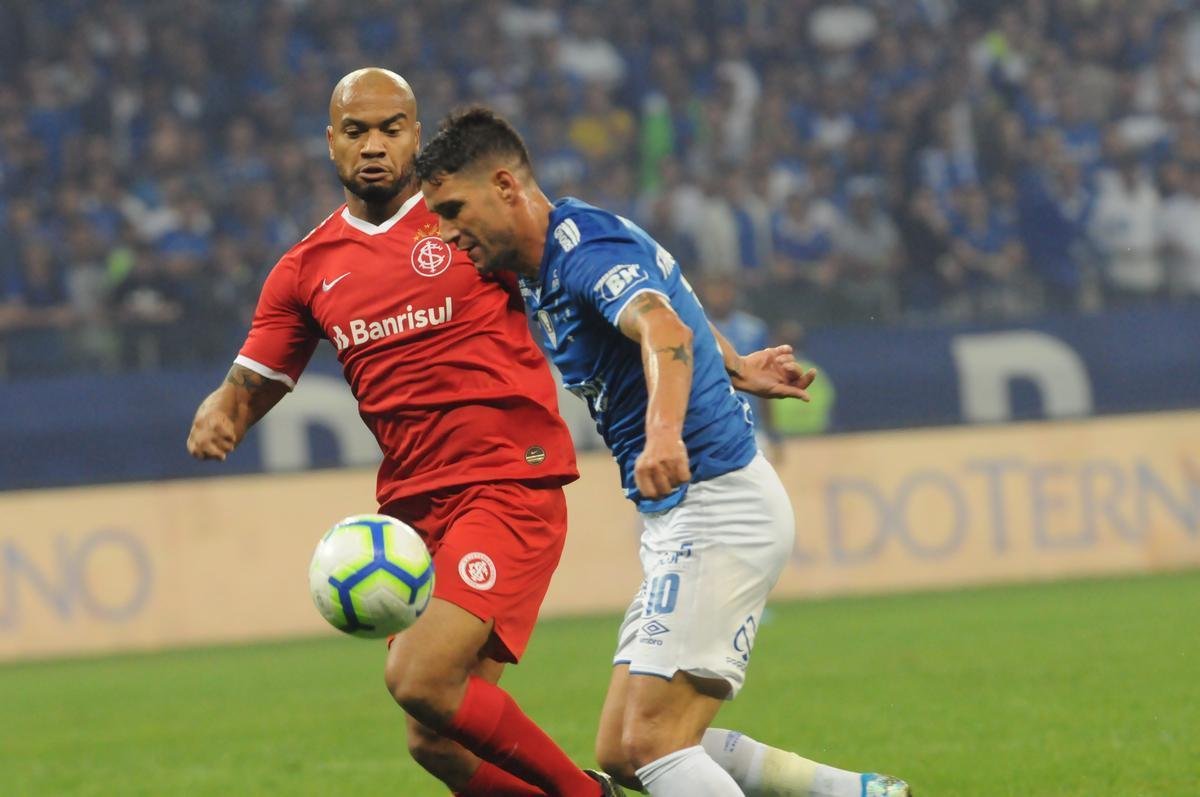Fotos do primeiro tempo do duelo entre Cruzeiro e Internacional, no Mineiro, pela semifinal da Copa do Brasil