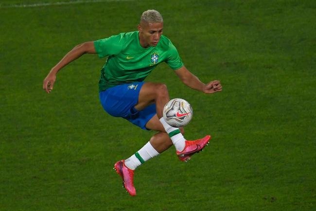 Brasil e Colmbia se enfrentaram no Estdio Nilton Santos, pelo Grupo B da Copa Amrica 