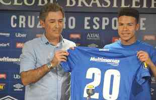 Fotos da apresentao de meia Marquinhos Gabriel no Cruzeiro (Alexandre Guzanshe/EM D.A Press)