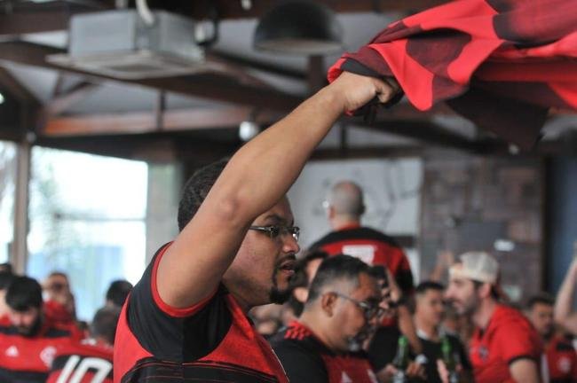 Festa da torcida do Flamengo no Bar Leblon, em BH, com os gols de Gabigol e Bruno Henrique na final da Supercopa do Brasil, em Cuiab. Flamengo virava e fazia 2 a 1.