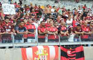 Torcida do Flamengo na partida contra o Atlético, no Mineirão, em Belo Horizonte, em jogo pelo Campeonato Brasileiro