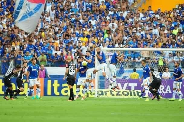 Imagens do primeiro tempo do clssico entre Cruzeiro e Atltico, no Mineiro, pela 26 rodada