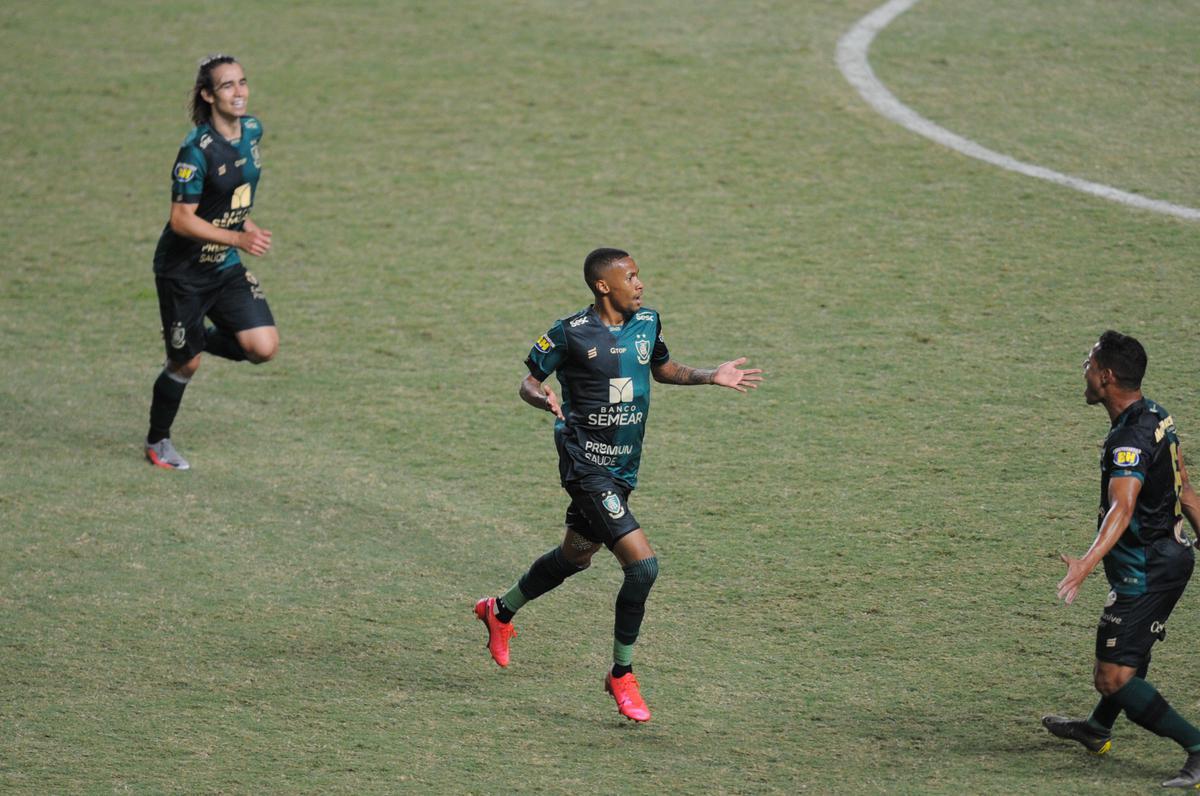 Ademir arriscou chute de fora da rea, de perna esquerda, e ampliou para o Amrica diante do Ava: 2 a 0