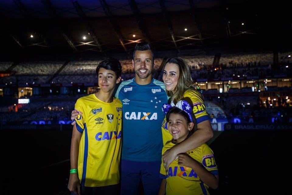 Antes de jogo entre Cruzeiro e Cear, goleiro Fbio foi homenageado pelas 800 partidas a servio do clube. Na imagem, todos os trofus conquistados pelo camisa 1 no time celeste: seis Campeonatos Mineiros (2006, 2008, 2009, 2011, 2014 e 2018), trs Copas do Brasil (2000, 2017 e 2018) e dois Campeonatos Brasileiros (2013 e 2014).