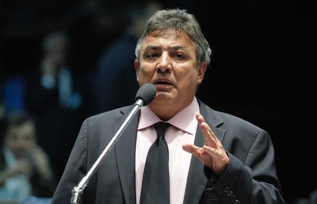 5/9 - PERRELLA ATACA WAGNER: Zezé Perrella, presidente do Conselho Deliberativo, deu forte entrevista ao portal Globoesporte.com, disse que Wagner Pires de Sá não é respeitado por ninguém no Cruzeiro e que gestão está 'acabando com o clube', em referência a abusos dos dirigentes e negociações suspeitas.
