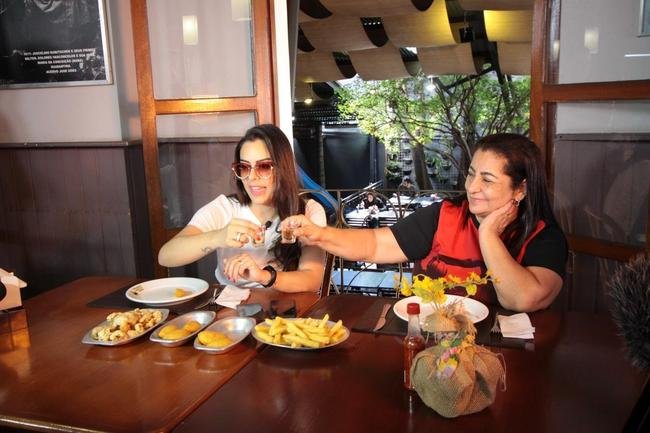 Na primeira vez de Larissa Riquelme em Belo Horizonte, levamos a modelo e apresentadora paraguaia para um verdadeiro banquete de pratos tpicos da culinria mineira. E ela adorou!