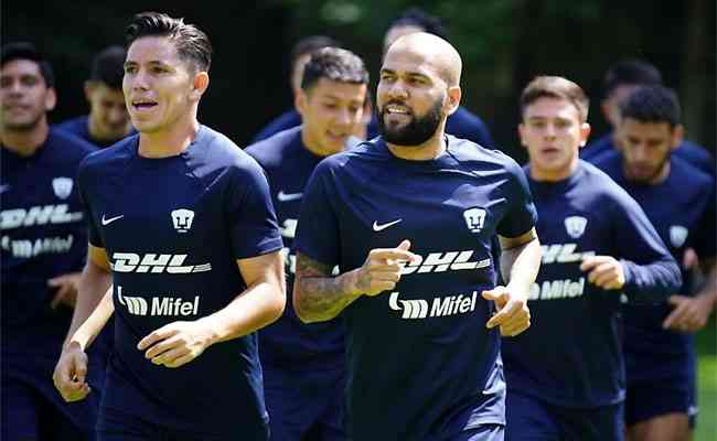 Daniel Alves treina com os novos companheiros no Pumas: estreia próxima
