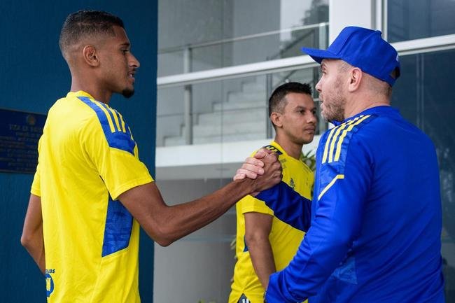 Mozart teve primeiro contato com jogadores do Cruzeiro nesta sexta-feira (11/06), na Toca da Raposa II