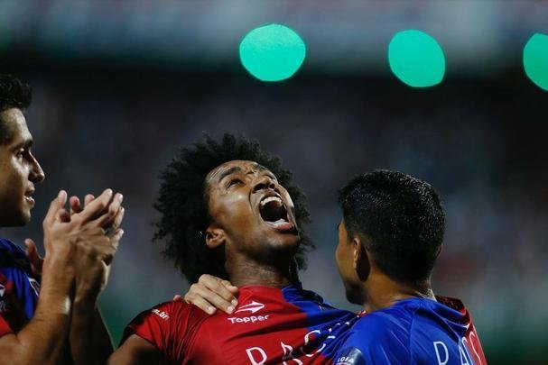 Lance de Paraná x Atlético, jogo válido pelas oitavas de final da Copa do Brasil