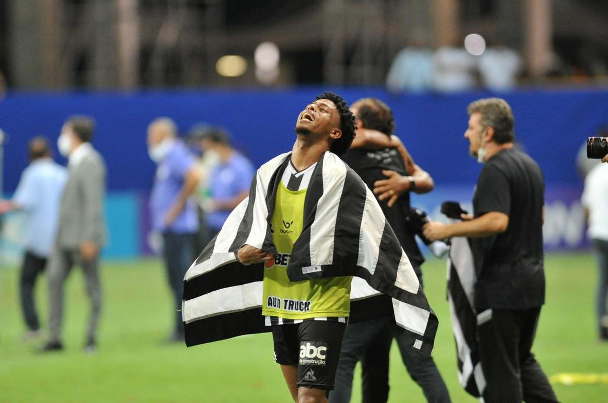 Com gols de Hulk, de pnalti, e Keno (e), o Galo virou sobre o Bahia, por 3 a 2 e chegou ao bicampeonato brasileiro