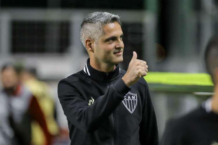 24/06/2019 - Depois de 17 jogos e uma melhora no rendimento, o tcnico Rodrigo Santana deixou de ser interino e foi efetivado no comando do Atltico. ' fruto de um trabalho que foi feito sem improvisao', declarou,  poca, o diretor de futebol Rui Costa. A 'promoo' do treinador ocorreu durante a pausa do calendrio de clubes para a disputa da Copa Amrica no Brasil.