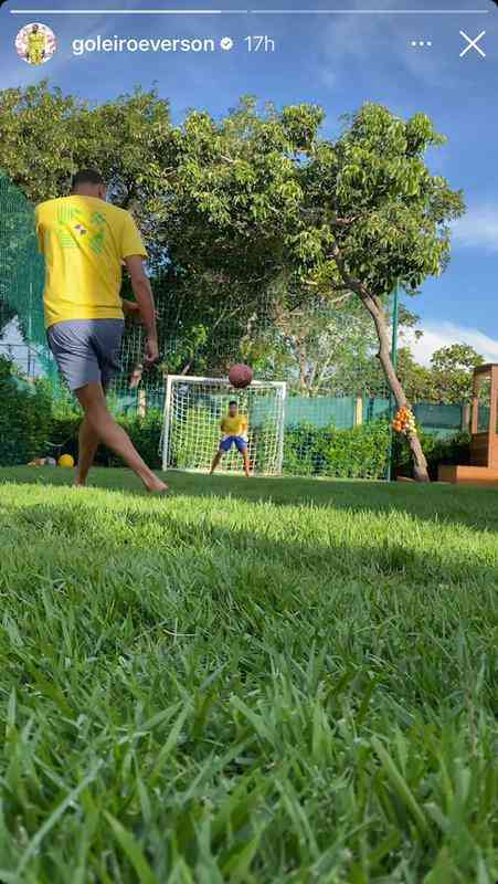 J em casa, em Belo Horizonte, goleiro Everson registrou brincadeira de futebol com um dos filhos.
