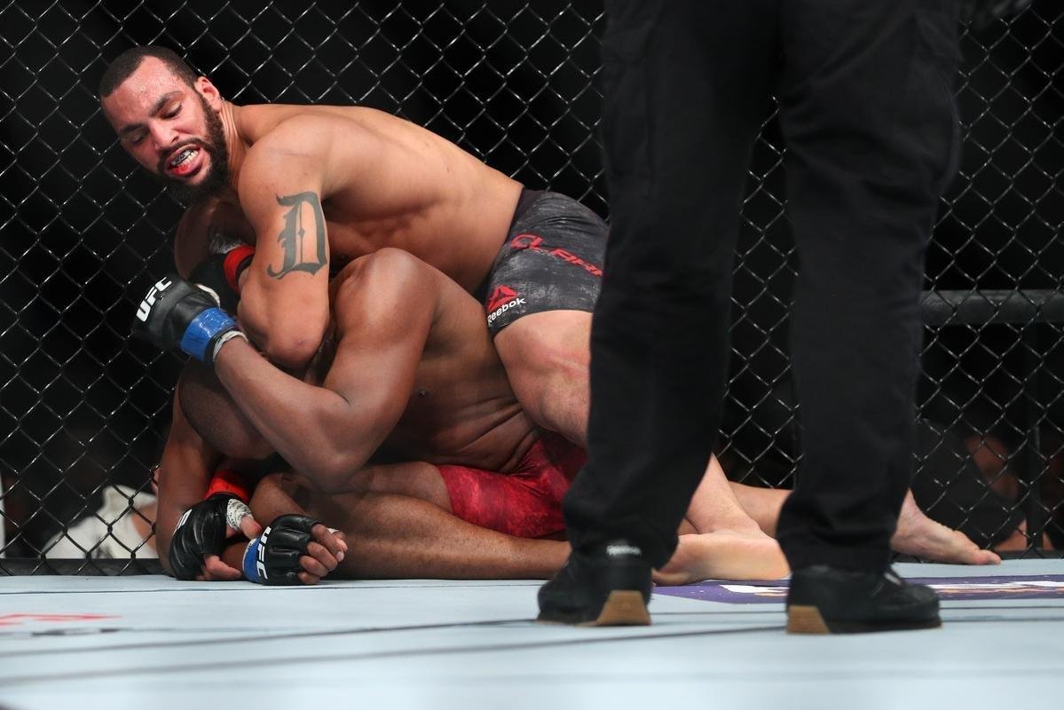 Devin Clark venceu Mike Rodriguez por deciso unnime 