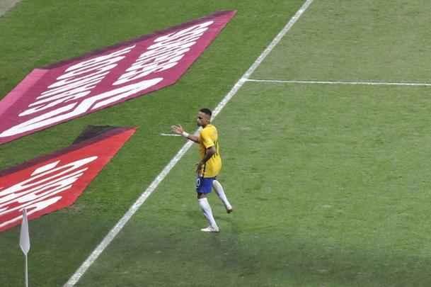 Neymar marca o segundo gol do Brasil e faz a festa da torcida