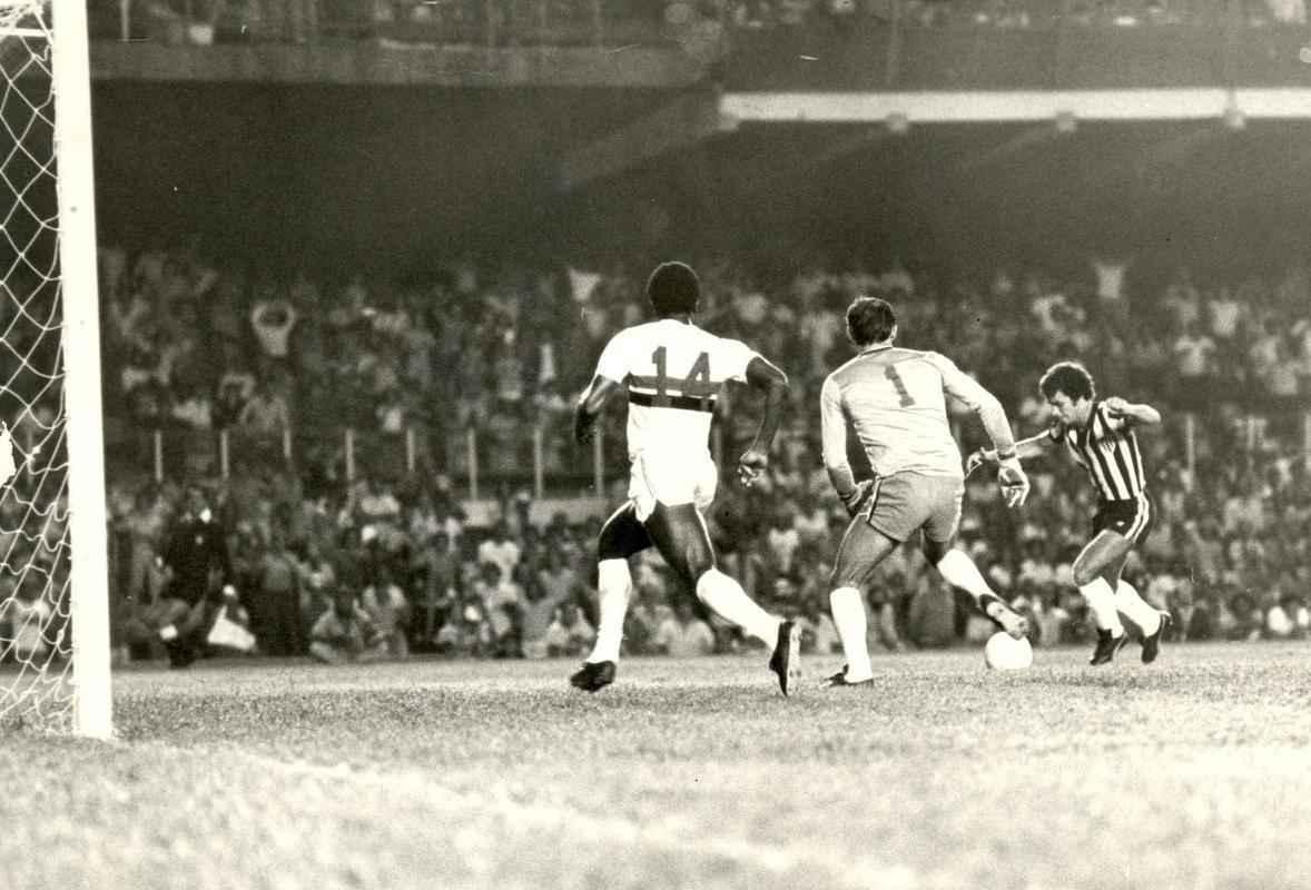 O campeão e vice do Brasileiro ficaram novamente frente a frente na Copa Libertadores de 1978. Na primeira fase, depois de um empate por 1 a 1 no Mineirão, o Atlético venceu o São Paulo por 2 a 1 na capital paulista. O Galo avançou até o triangular semifinal, contra Boca Juniors e River Plate.