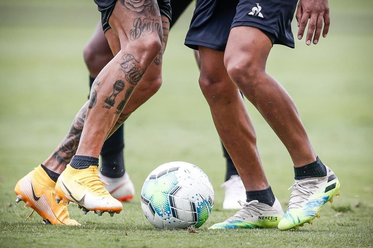 Imagens do primeiro treino de Eduardo Vargas pelo Atltico