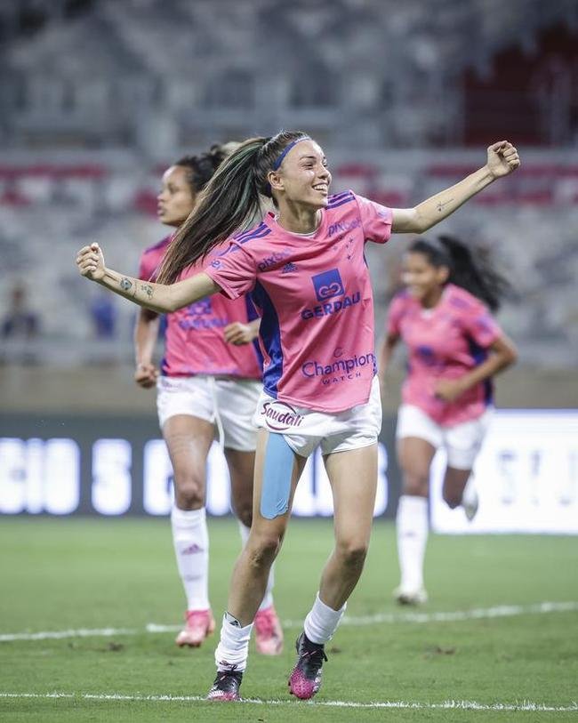 Em preliminar de Cruzeiro x Ituano pela Srie B, o time feminino da Raposa, conhecido como Cabulosas, goleou o Araguari por 8 a 0 pela terceira rodada do Campeonato Mineiro Feminino. Equipe cruzeirense estreou o uniforme rosa, confeccionado pela Adidas em homenagem  campanha Outubro Rosa, de conscientizao contra o cncer de mama