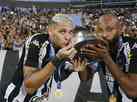 Botafogo levanta troféu da Série B e Chay exalta 'reviravolta incrível'