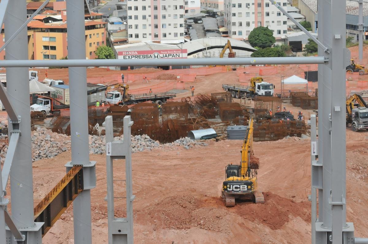 Arena MRV completa um ano de obras neste 20 de abril de 2021. Veja como est o andamento da construo do estdio do Atltico, que tem previso de ficar pronto em outubro de 2022. Sero 46 mil lugares, 2.333 vagas de estacionamento, 40 bares e 80 camarotes. O empreendimento fica no bairro Califrnia, em Belo Horizonte. (Fotos de Gladyston Rodrigues/EM/D. A Press)