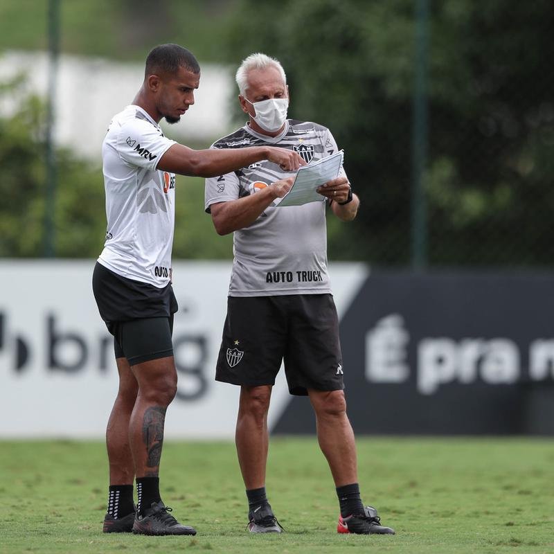 Fotos do treino do Atltico neste sbado, o ltimo de Victor no clube