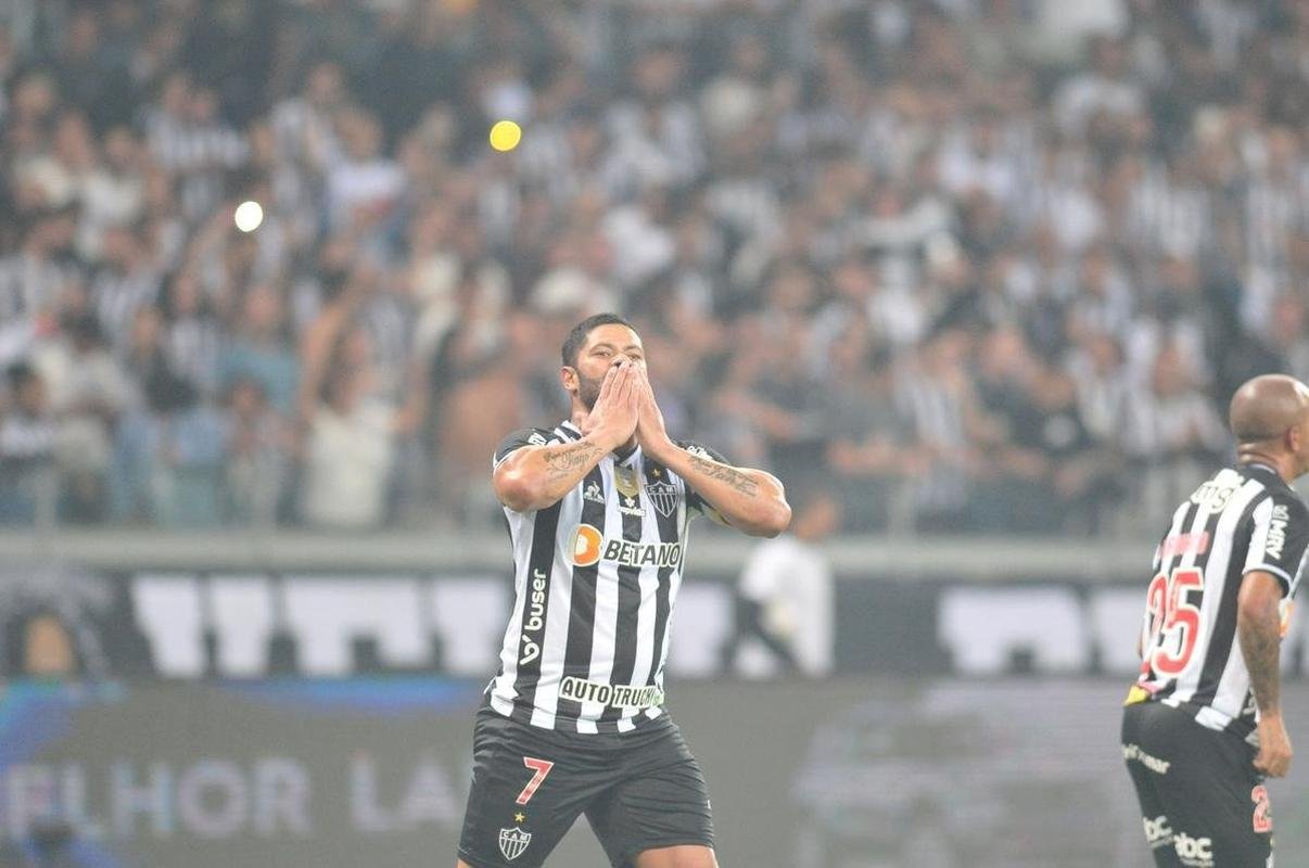 Hulk abriu o placar para o Galo com um golao: 1 a 0 Atltico