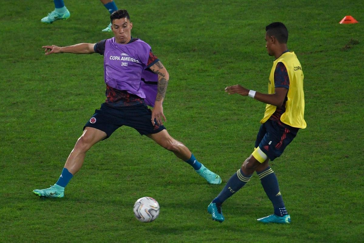 Brasil e Colmbia se enfrentaram no Estdio Nilton Santos, pelo Grupo B da Copa Amrica 