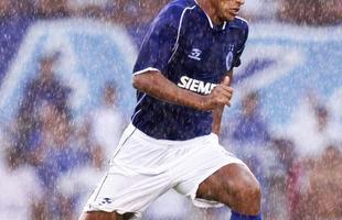 Rivaldo (2004) - Campeo do mundo pela Seleo Brasileira em 2002, Rivaldo foi anunciado como estrela no ano seguinte  conquista da Trplice Coroa pelo Cruzeiro. Sua passagem pelo clube mineiro, no entanto, foi muito rpida. Ele estreou em 21 de janeiro - empate por 1 a 1 em amistoso com a Cabofriense-RJ - e deixou a Raposa no fim do ms seguinte. Ele pediu demisso aps a sada do tcnico Vanderlei Luxemburgo. Foram 11 jogos e dois gols marcados. 