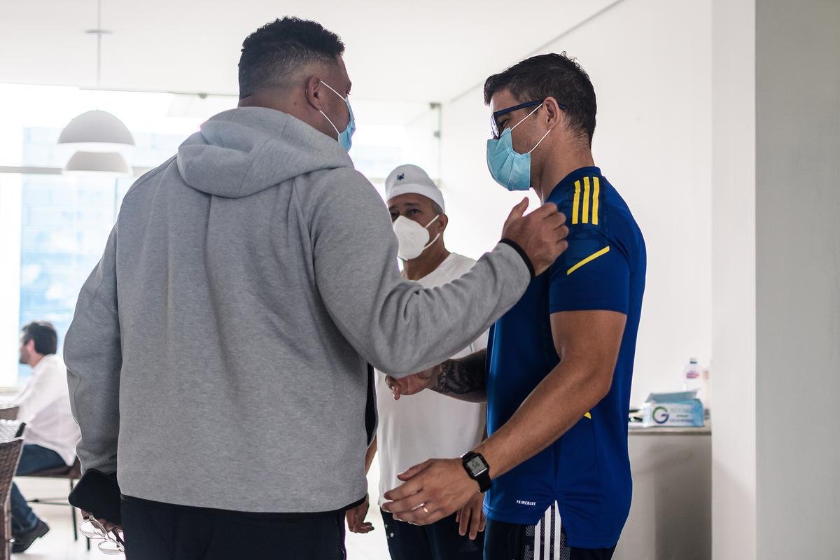Em sua primeira visita  Toca da Raposa II, Ronaldo concedeu entrevista coletiva e teve contato com jogadores e comisso tcnica do Cruzeiro. Ele tambm se encontrou com scios da categoria Diamante.