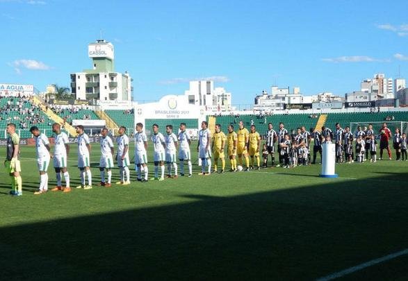 Imagens da partida realizada no estádio Orlando Scarpelli, em Florianópolis