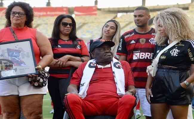 Denir entre familiares durante uma homenagem do Flamengo em abril
