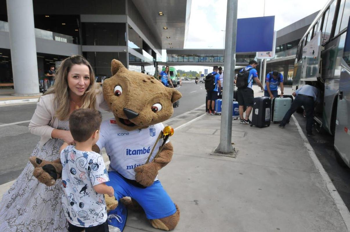 Minas desembarca no aeroporto de Confins, em BH, neste sbado (30), aps o tri da Superliga Feminina