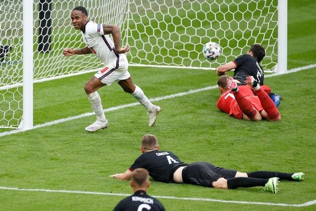 Fotos do gol de Sterling, da Inglaterra, sobre a Alemanha, em Wembley. Ingleses venceram por 2 a 0 e avan�aram �s quartas de final da Eurocopa