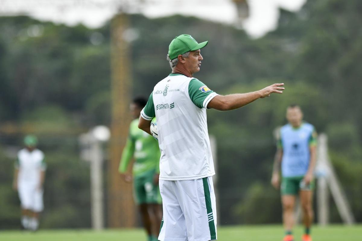 Titulares do Amrica foram poupados do treino com bola no campo, nesta segunda-feira, no CT Lanna Drumond. De qualquer forma, todo o elenco participou de uma palestra com o tcnico Lisca. A novidade do dia foi a volta do zagueiro Eduardo Bauermann s atividades normais. O volante Z Ricardo segue como dvida para enfrentar o Internacional na quarta-feira, em 'deciso' pela Copa do Brasil