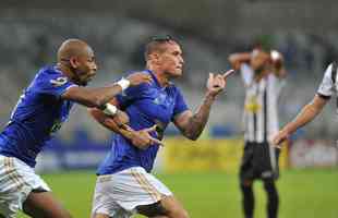 Atacante Edu, do Cruzeiro, vai à loucura ao marcar o gol da vitória sobre o Democrata-GV, no Mineirão, no último minuto da partida pela quinta rodada do Mineiro