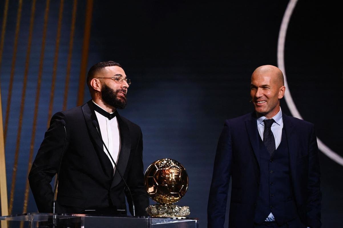 Karim Benzema recebe prmio Bola de Ouro, da Revista France Football, como melhor do mundo na temporada 2021/22. 