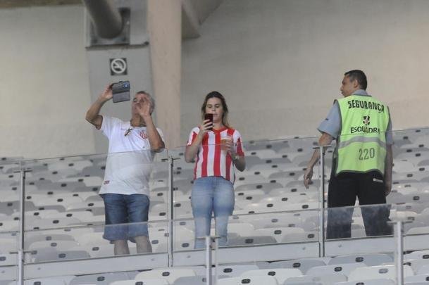 Torcedores do Cruzeiro e do Villa marcaram presena no Mineiro