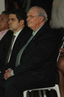 Presidente do Cruzeiro, Gilvan de Pinho Tavares, ao lado do presidente da FMF, Castellar Neto (e)