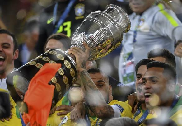 Seleção Brasileira derrota Peru por 3 a 1, conquista Copa América e ergue a taça no Maracanã; veja as fotos da festa do Brasil