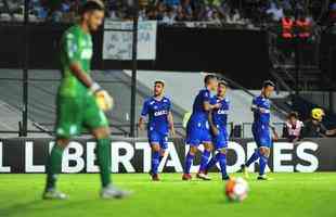 Fotos do primeiro tempo de Racing e Cruzeiro, no El Cilindro, pela Copa Libertadores. Arrascaeta empatou para o Cruzeiro, de cabea, aps cruzamento de Egdio